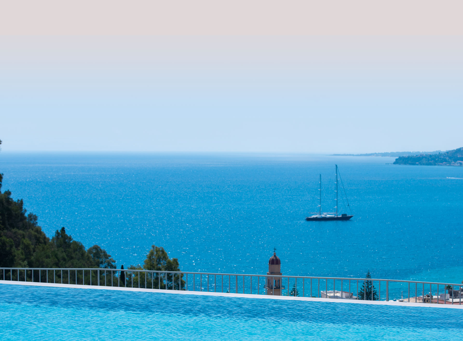 Η θέα στη θάλασσα από την πισίνα του Avalon Palace Hotel