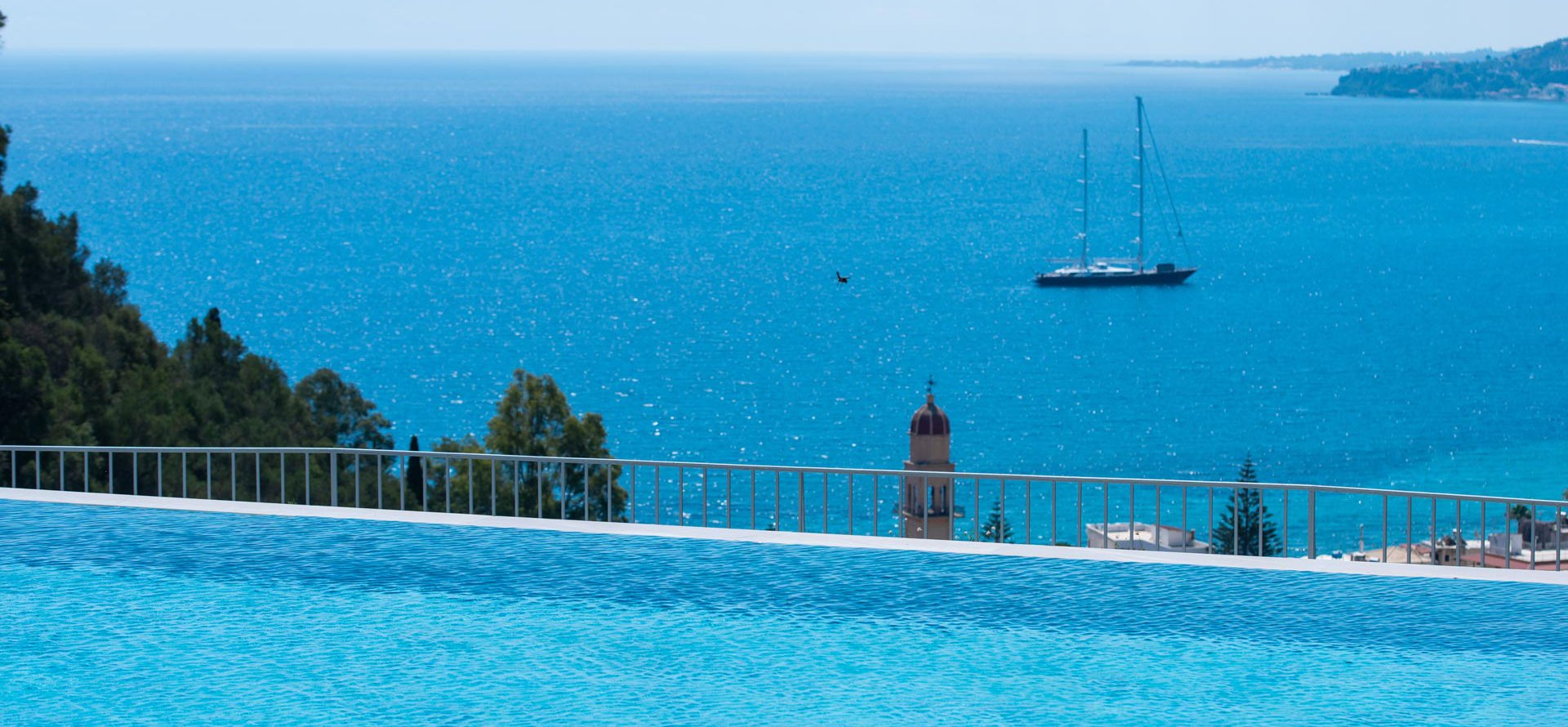 Η θέα στη θάλασσα από την πισίνα του Avalon Palace Hotel